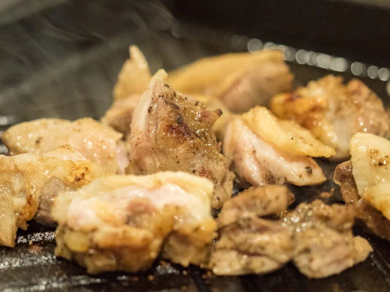 居酒屋とも ホルモン焼肉 倉敷店 〜 鉄板焼肉と居酒屋メニューが楽しめる岡山県内ではめずらしいスタイルの店