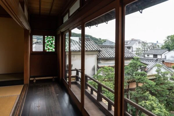 令和元年秋の有隣荘特別公開 下道基行 漂白之碑 ～ 漂着した古瓶が食器や窓ガラスに