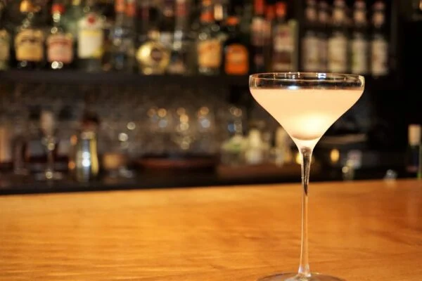 Salon de Ric’s(サロン・ド・リックス) ～ 夜の美観地区の魅力を感じながら訪れてほしい。旬のフルーツカクテルがおすすめの隠れ家バー