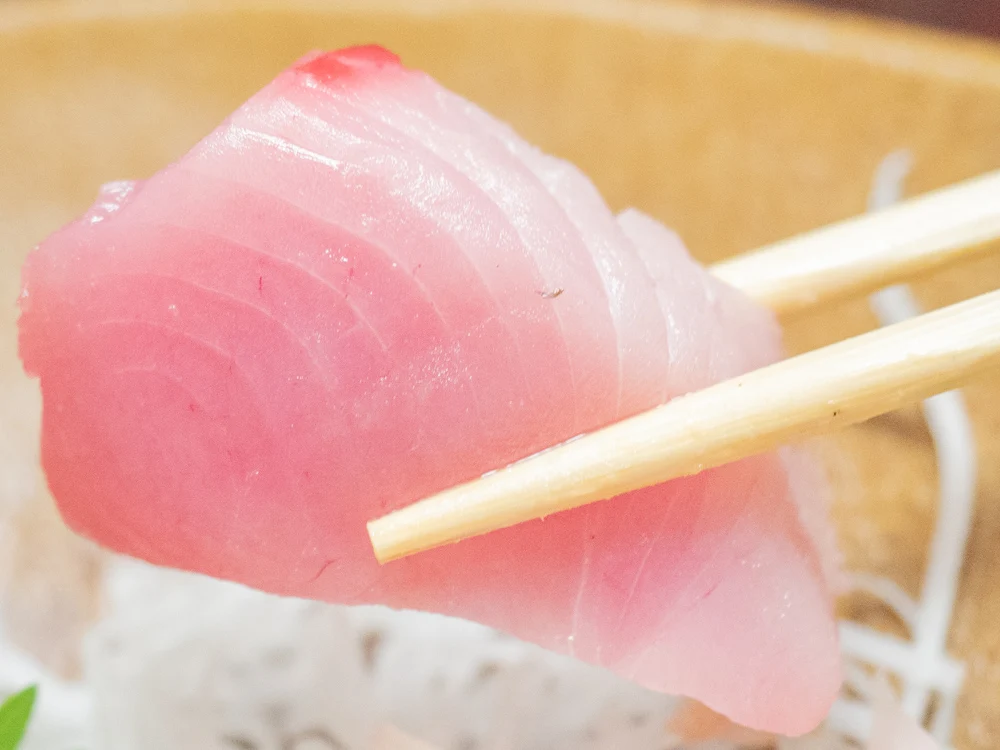 たご作:刺身盛り合わせのカツオ