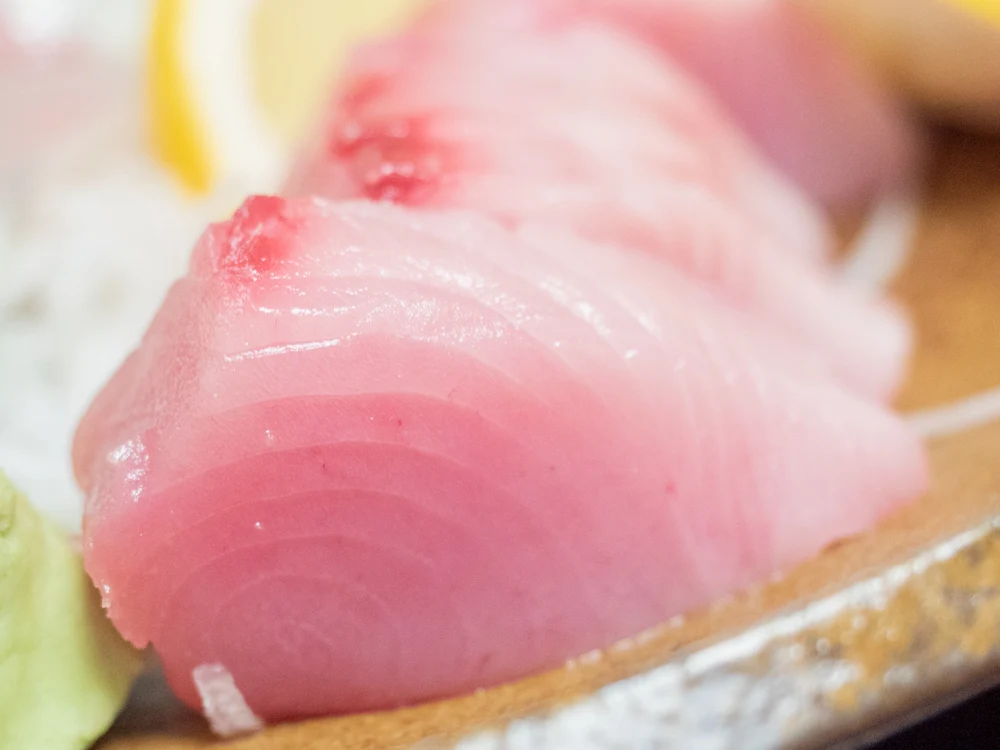 たご作:刺身盛り合わせのカツオ
