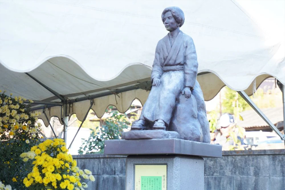 横溝正史像