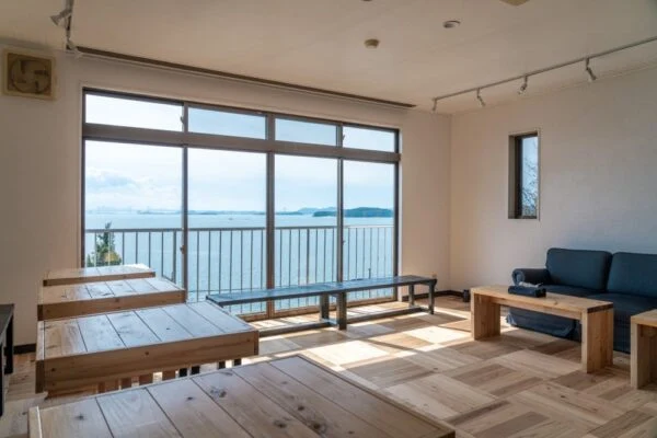 DENIM HOSTEL float ～ 瀬戸内海の絶景を眺める、「いいもの」が詰まったカフェ＆ホステル