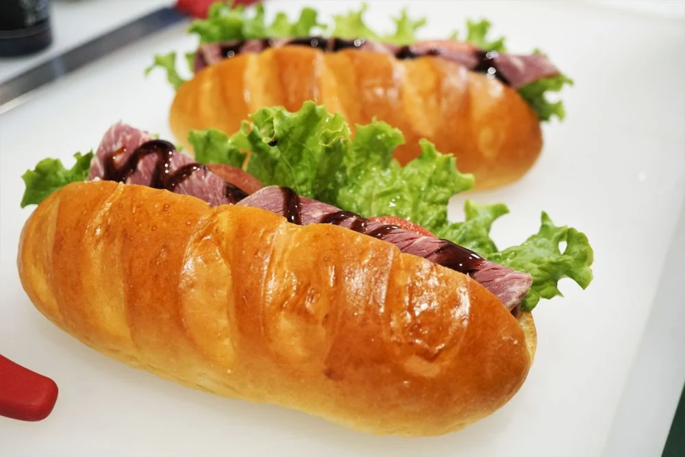 pain porte(パンポルト) スモークビーフとトマトとバルサミコソースのサンド
