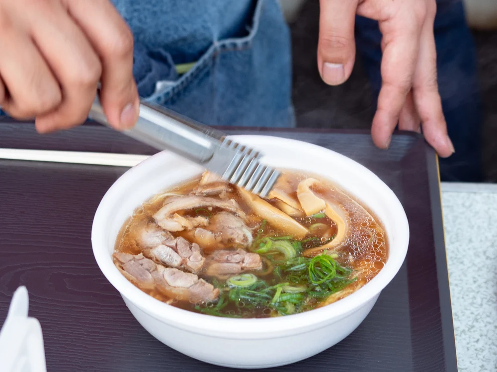笠岡ラーメン屋台：笠岡ラーメンを盛り付けている