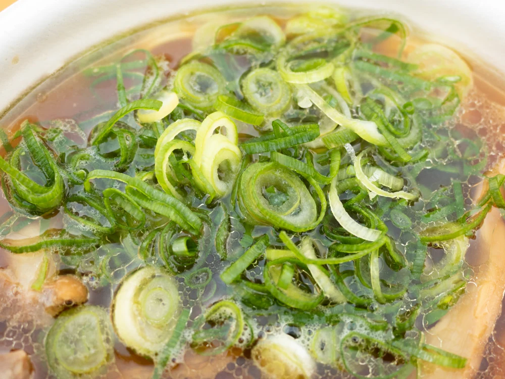 笠岡ラーメン屋台:笠岡ラーメンのネギ(京都産九条ネギ)