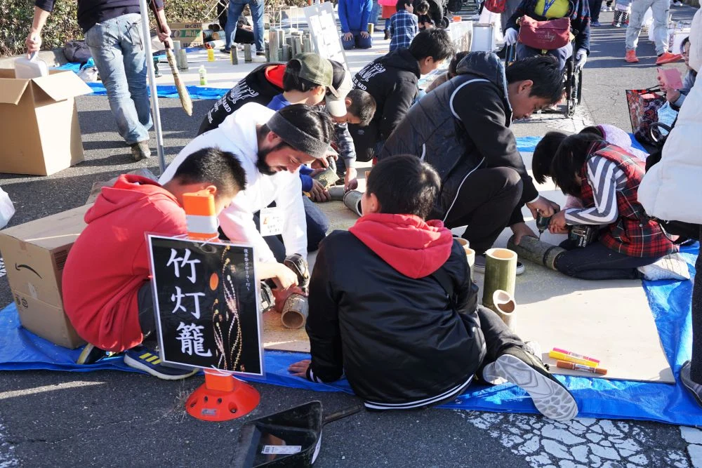復幸祭2019 竹灯籠を作るようす