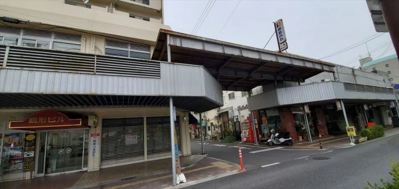 倉敷デパートにアーケートの屋根がかかっています
