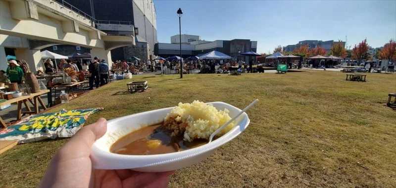 晴天で食べるカレーは美味しい!