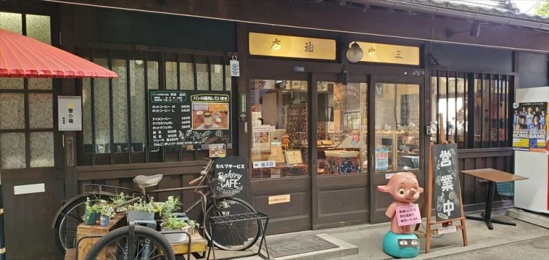 パン屋さんでモーニングをやっている
