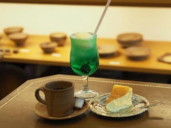 喫茶つるがた ～ 暮らしに憩いと優しさを。懐かしのメロディとクリームソーダが楽しめるレトロ喫茶
