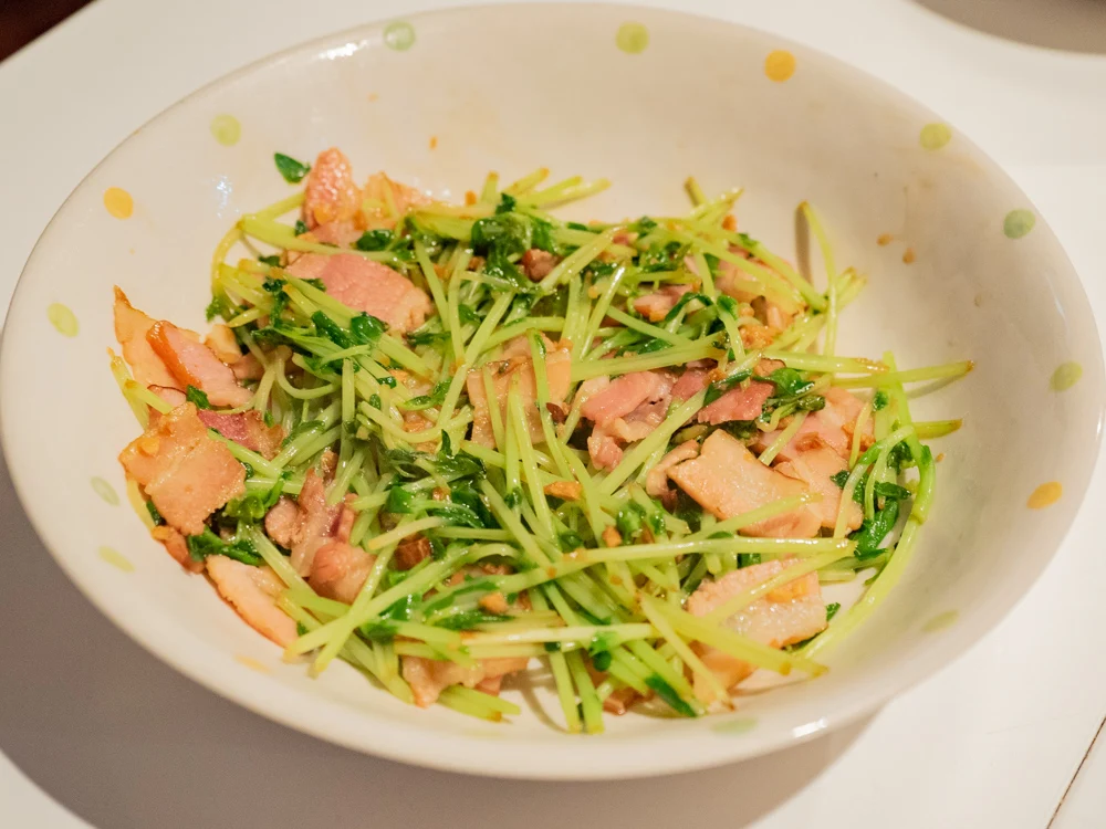 お肉バー ま、いっか:豆苗ベーコン炒め
