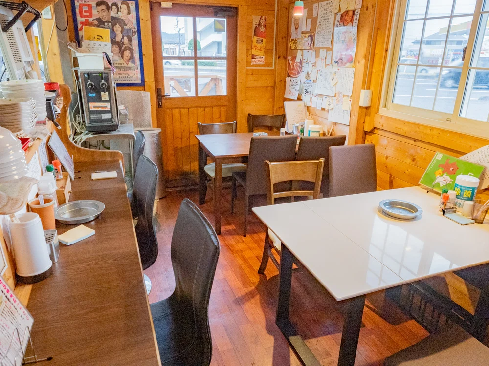 お肉バー ま、いっか:店内