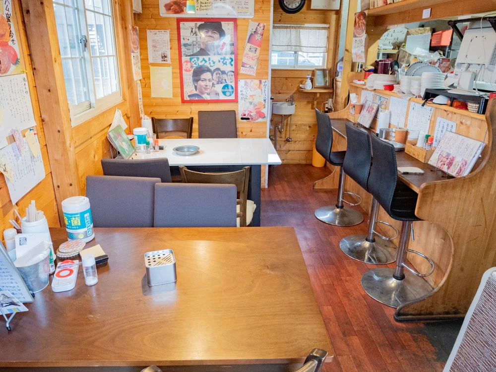 お肉バー ま、いっか:店内