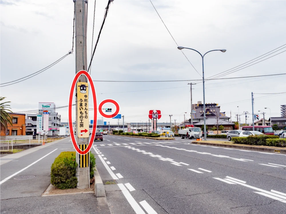 中村さんちのうまいもの工房への行き方：右折箇所前の電信柱に案内がある