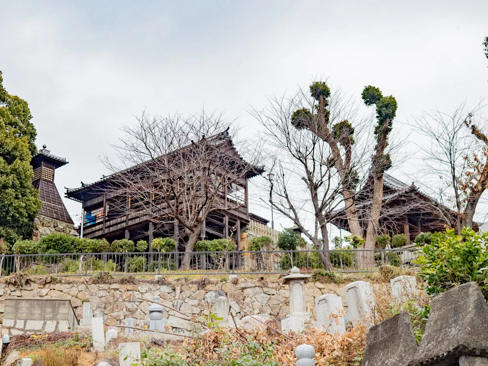 本栄寺:境内から見える阿智神社