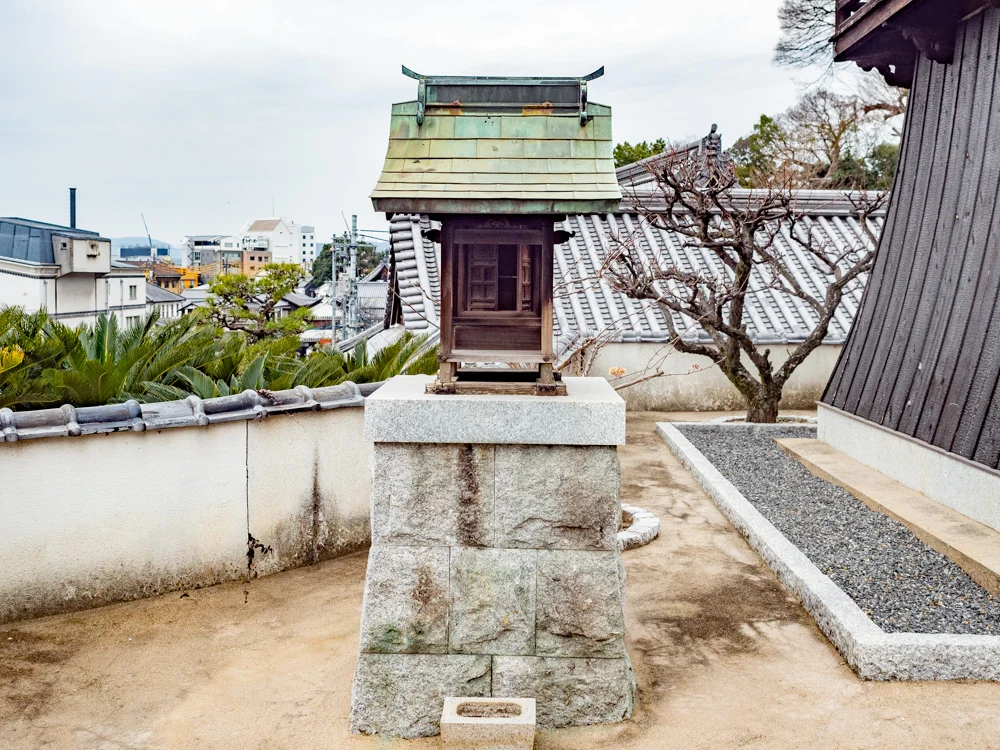 本栄寺:鐘楼横の祠