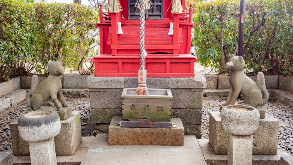城山稲荷神社のキツネ