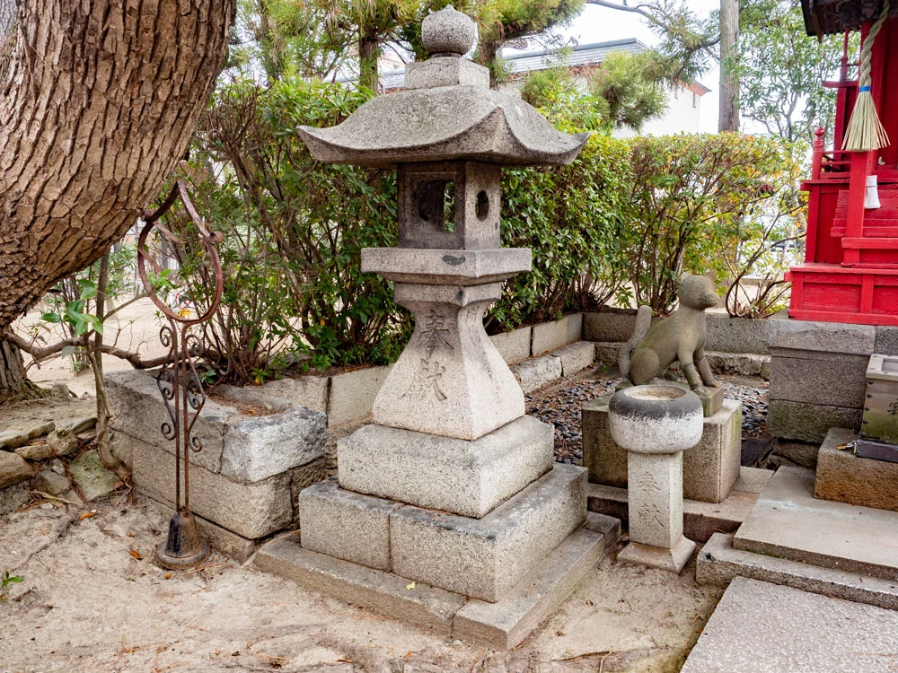 城山稲荷神社の石灯籠