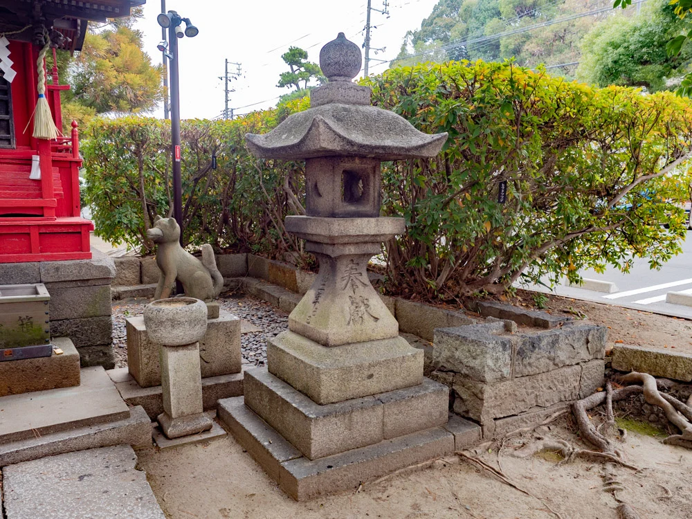 城山稲荷神社の石灯籠