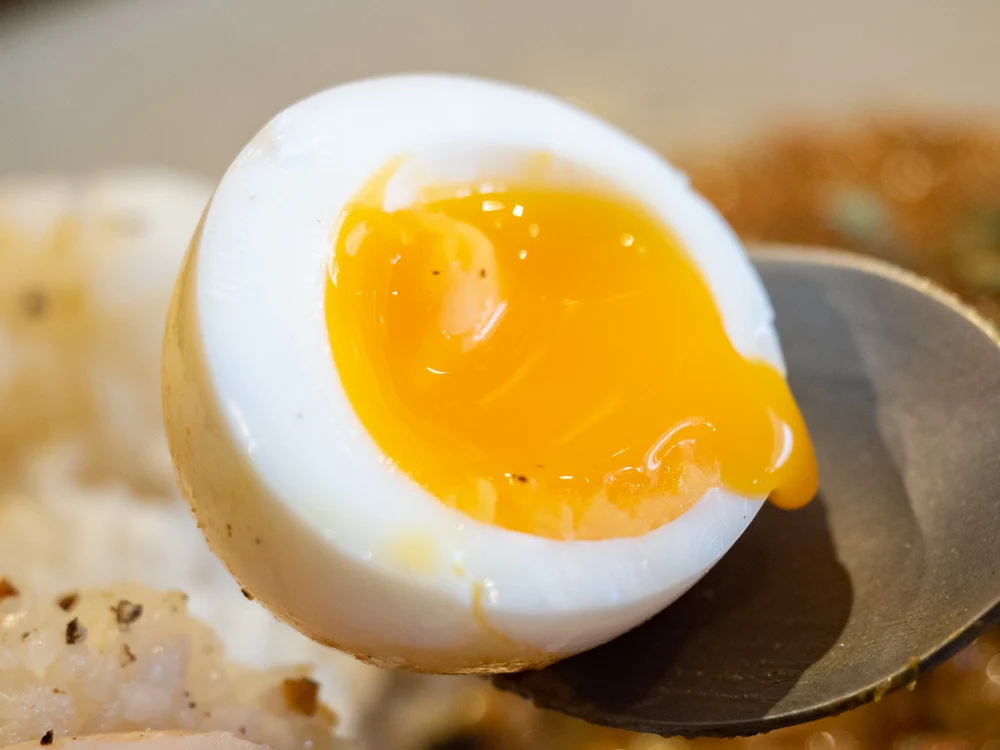 774:カレーに添えられる玉子のピクルス