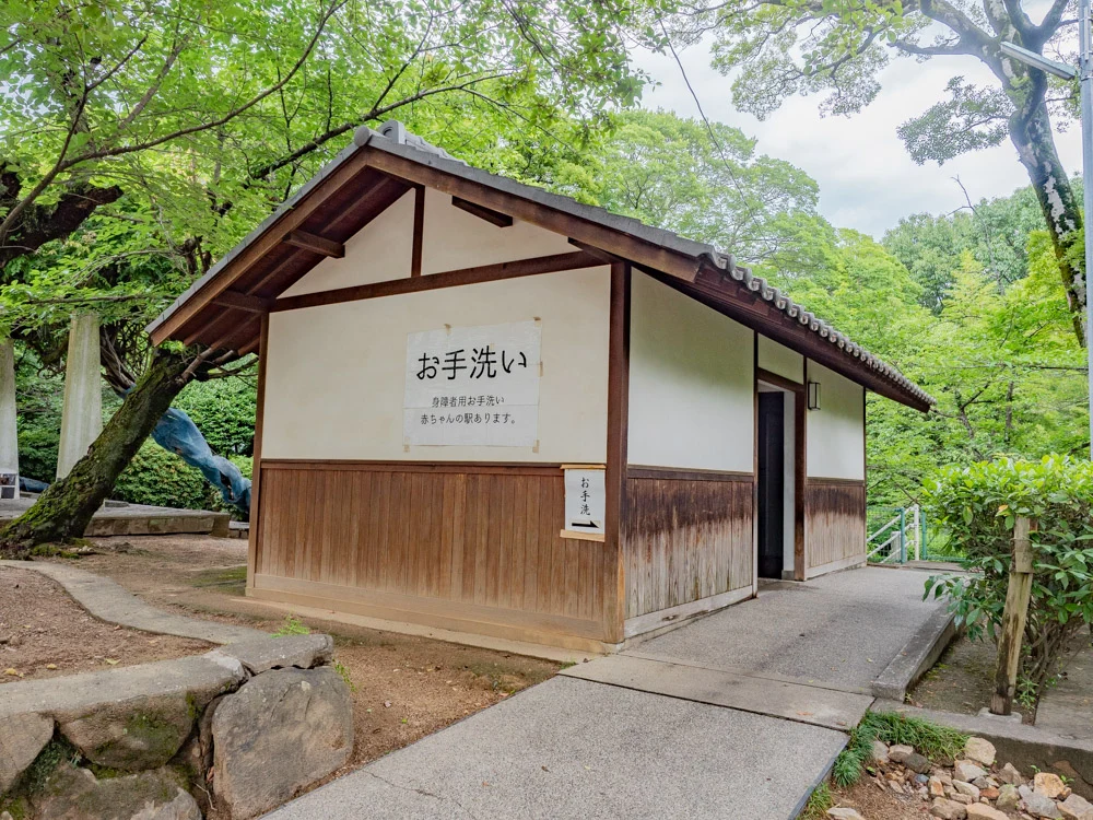 倉敷美観地区周辺のトイレ:鶴形山 阿智神社境内東側