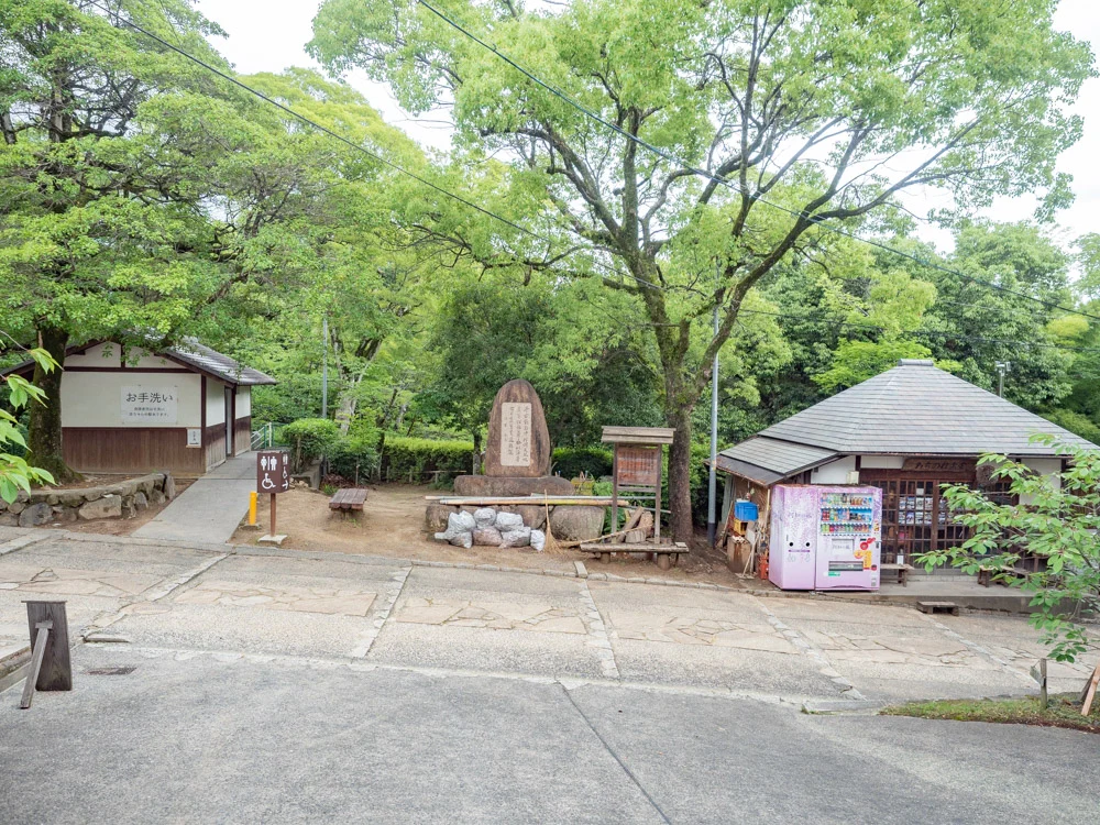 倉敷美観地区周辺のトイレ:鶴形山 阿智神社境内東側