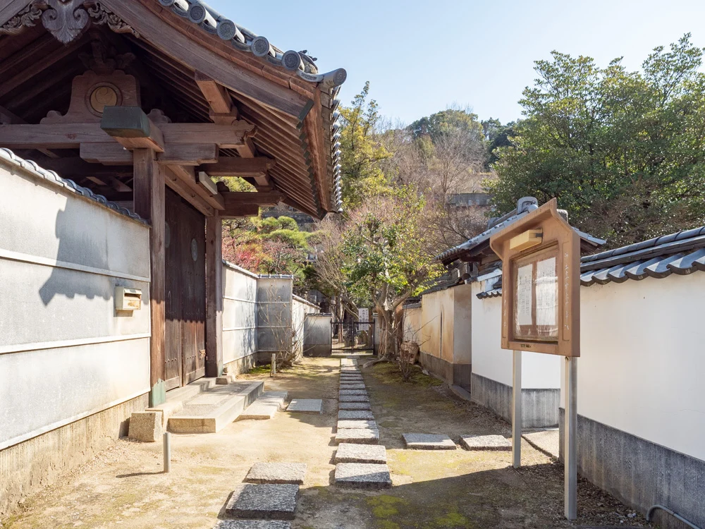 教善寺:山門前の墓地への道