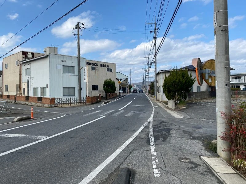 セブンイレブンから10分ほどまっすぐ歩くと岡田地区公園