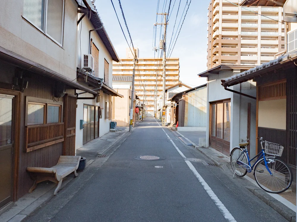 月のうつわへの行き方：月のうつわへの行き方：阿智神社西参道口から北へ向かう路地