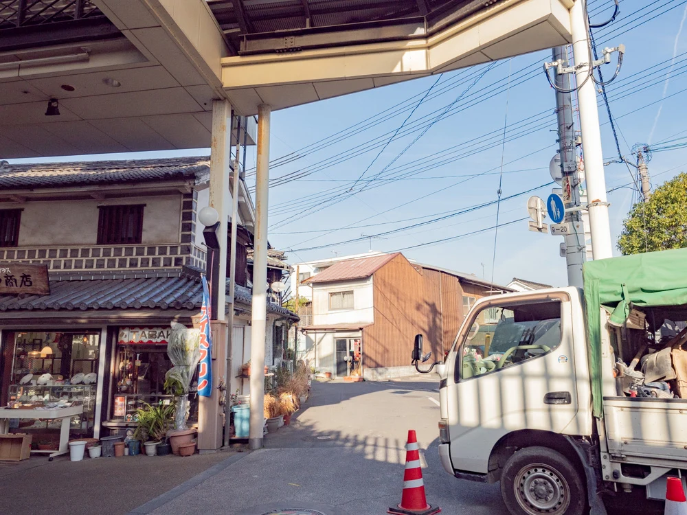 月のうつわへの行き方：えびす通り 阿智神社西参道口