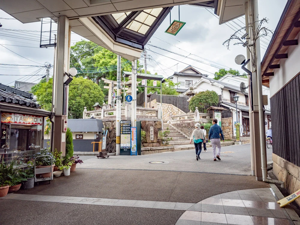 月のうつわへの行き方：えびす通り 阿智神社西参道口