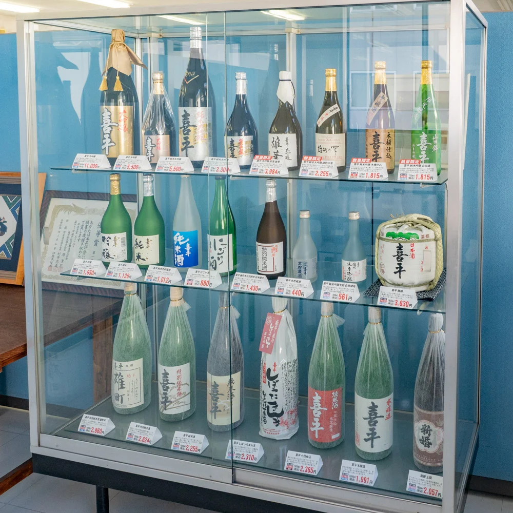 平喜酒造:事務所に展示された商品