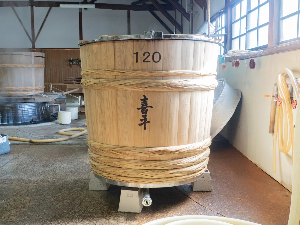 平喜酒造:蒸し米の樽