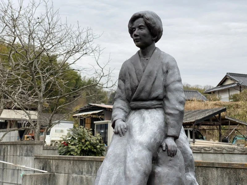 横溝正史像