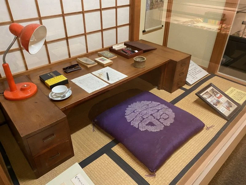 横溝正史ゆかりのテーブル
