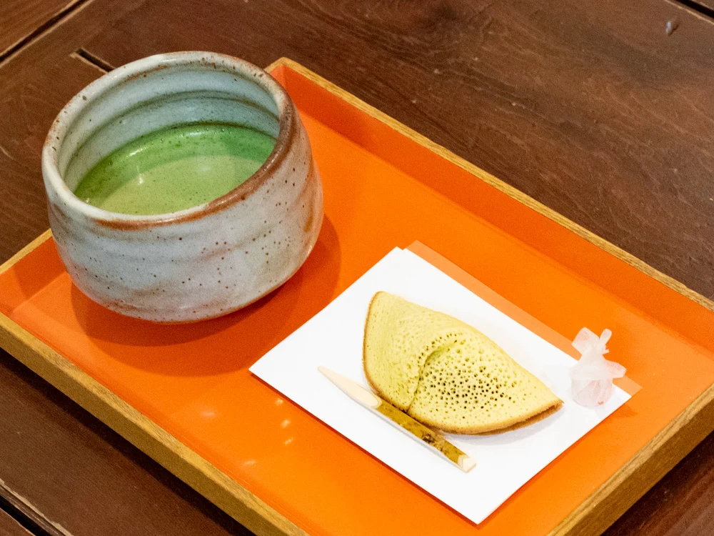 橘香堂:美観地区店の喫茶コーナー 抹茶とむらすゞめのセット