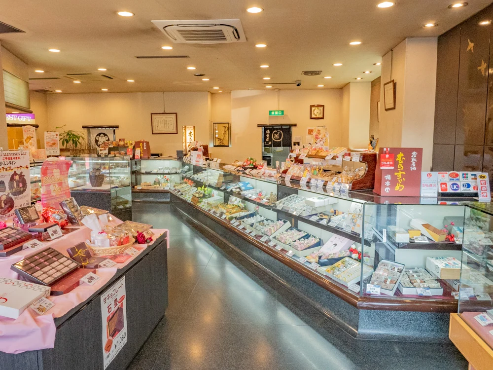 橘香堂:本店の店内