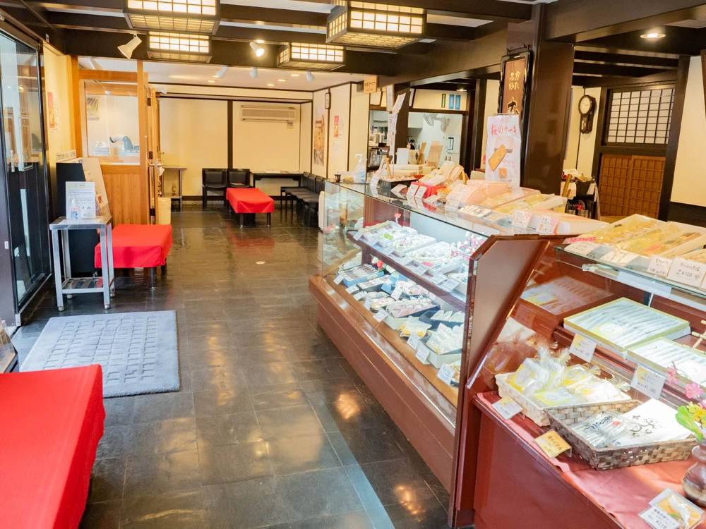 橘香堂:美観地区店の店内