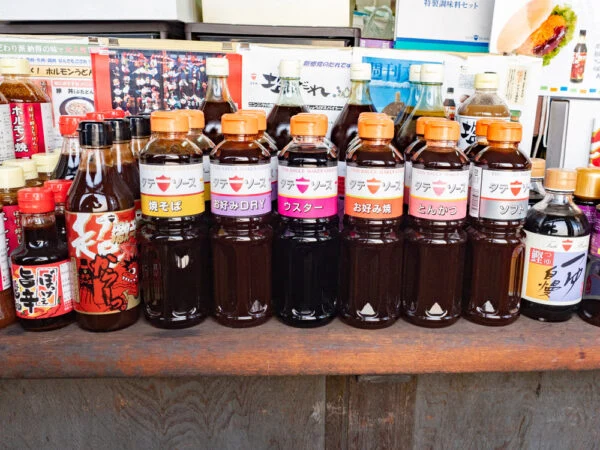 豊島屋 〜 伝統の味を守る「タテソース」。定番ソースから「超・激辛ソース」「料亭だし」まで幅広く展開