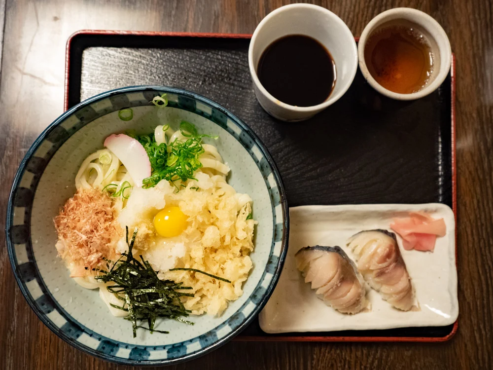 おおにし:おろしぶっかけうどん(冷) さば寿司セット
