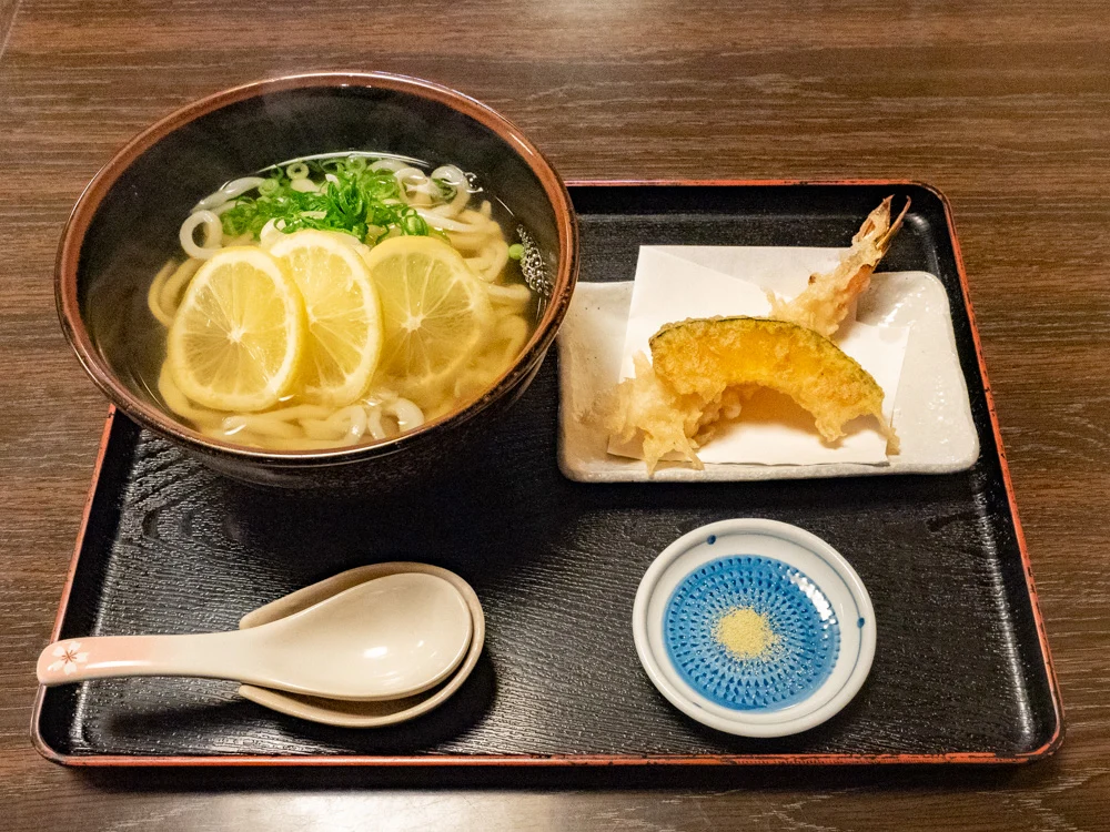 おおにし:瀬戸内レモンおろしうどん(温) 天ぷらセット