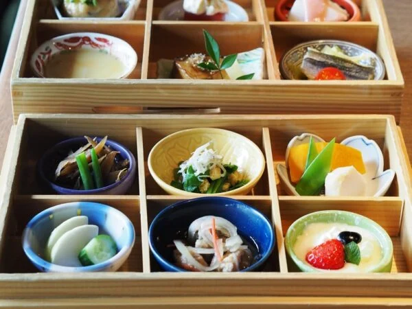 旅館くらしき ～ 色とりどりの旬を味わう「四季の散歩道」。歴史ある旅館で上質なランチタイムを
