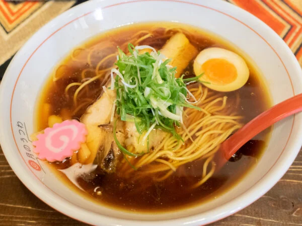月のうつわ 鶴形店 〜 素材にこだわった昔ながらの”手づくり感”ある「中華そば」。女性でもひとりで気軽に寄れるラーメン店