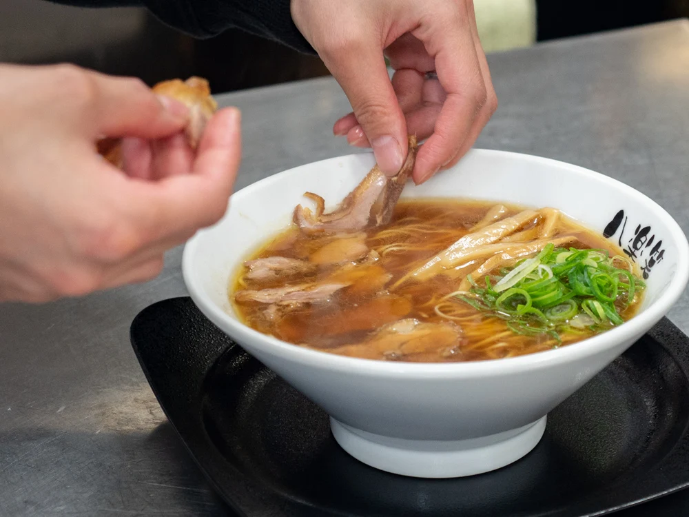 八楽笑：ラーメン調理風景