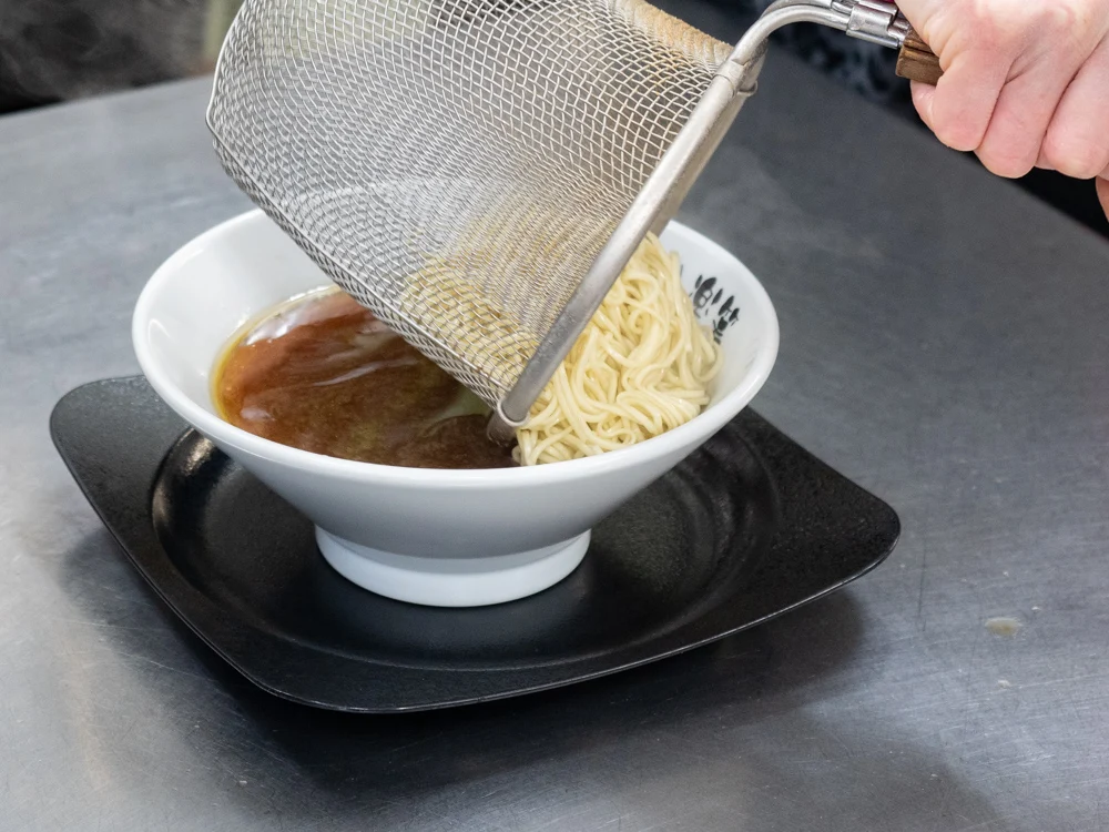 八楽笑：ラーメン調理風景