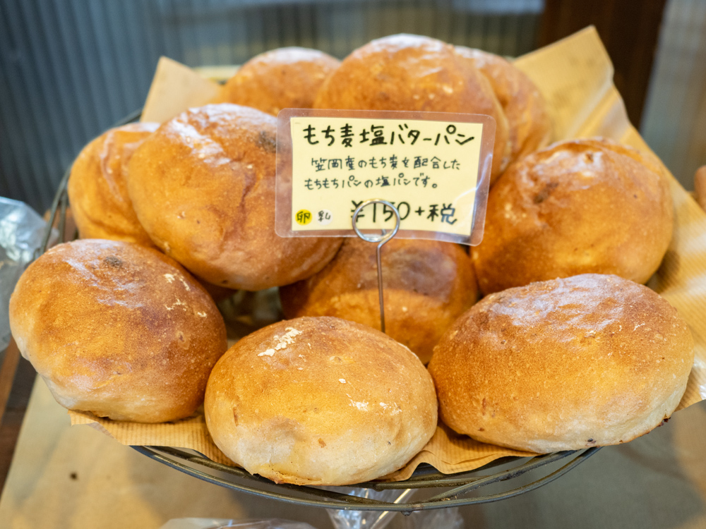アシェット:笠岡産もち麦の塩バターパン