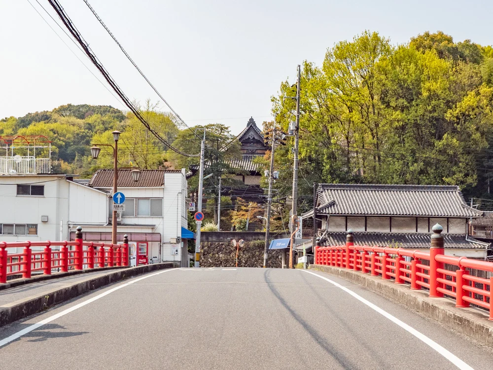 藤戸饅頭本舗:盛綱橋から見る藤戸饅頭本店と藤戸寺