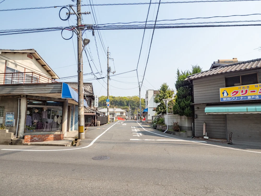 藤戸饅頭本舗への行き方：県道165号線 藤戸寺下(天城中学校南口)から藤戸饅頭本舗方面を望む