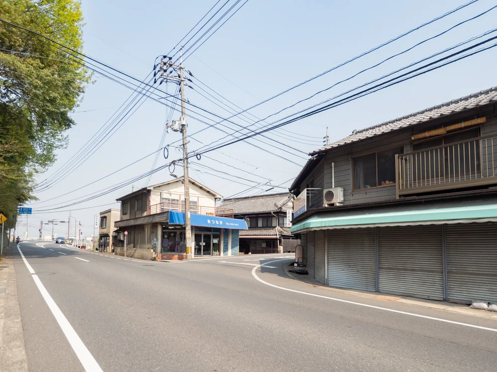 藤戸饅頭本舗への行き方：県道165号線 藤戸寺下(天城中学校南口)